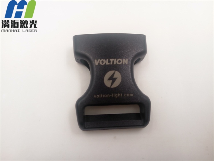 旅行背包（bāo）雙排夾扣激光雕（diāo）刻加工