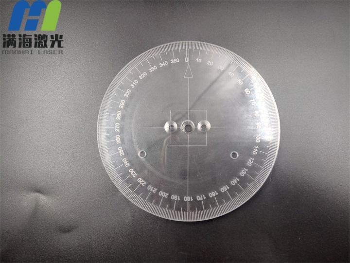 亞克力激（jī）光雕刻一般采用背（bèi）雕方式，也就是反麵雕刻正麵觀看，這樣使得（dé）成品（pǐn）更具立體感，亞克力材質可以表麵和深度激光（guāng）雕刻加工，雕刻底部平整，邊緣（yuán）無鋸齒（chǐ），圖文清（qīng）晰且顏色呈白色，接通光源照射效果更佳，激光雕刻加工高效率低損耗，雕刻（kè）底部顏色永（yǒng）不褪色。