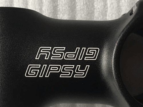 自行車把立激光刻字（zì）