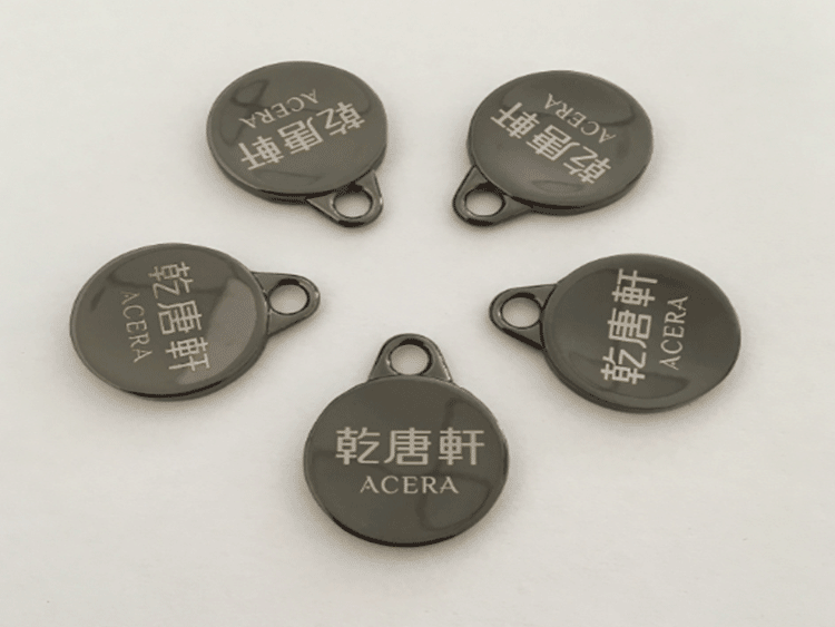 五金（jīn）電鍍拉（lā）鏈頭激光刻（kè）字加工