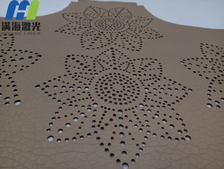 手提包皮料激光刻穿過程